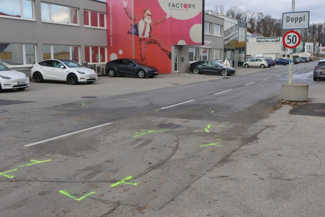 Kreuzungscrash mit drei beteiligten Autos an der Gemeindegrenze zwischen Leonding und Pasching