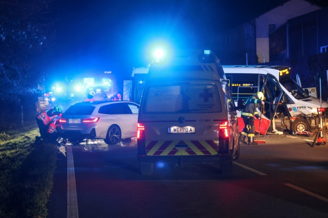 Crash zwischen Linienbus und Auto auf Pyhrnpass Strae in Thalheim bei Wels fordert zwei Verletzte