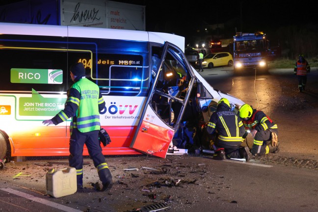Crash zwischen Linienbus und Auto auf Pyhrnpass Strae in Thalheim bei Wels fordert zwei Verletzte