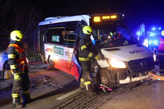 Crash zwischen Linienbus und Auto auf Pyhrnpass Strae in Thalheim bei Wels fordert zwei Verletzte