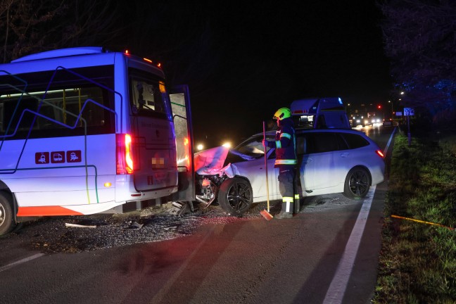 Crash zwischen Linienbus und Auto auf Pyhrnpass Strae in Thalheim bei Wels fordert zwei Verletzte