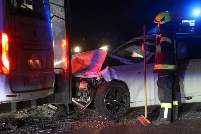 Crash zwischen Linienbus und Auto auf Pyhrnpass Strae in Thalheim bei Wels fordert zwei Verletzte