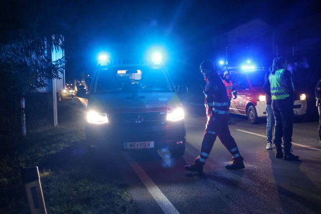 Crash zwischen Linienbus und Auto auf Pyhrnpass Strae in Thalheim bei Wels fordert zwei Verletzte