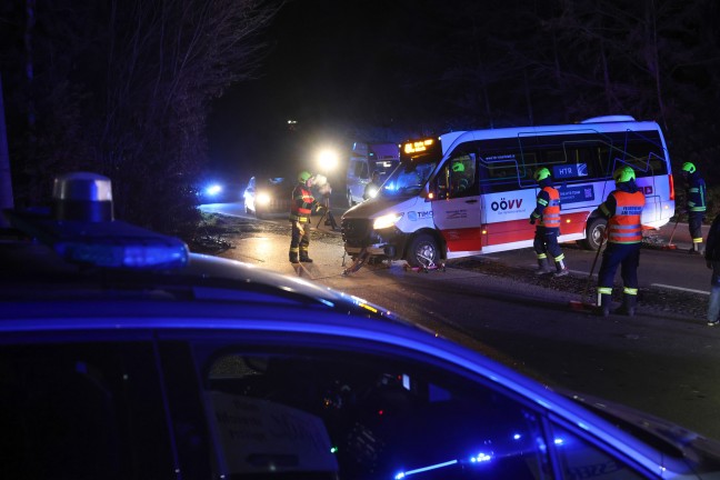 Crash zwischen Linienbus und Auto auf Pyhrnpass Strae in Thalheim bei Wels fordert zwei Verletzte