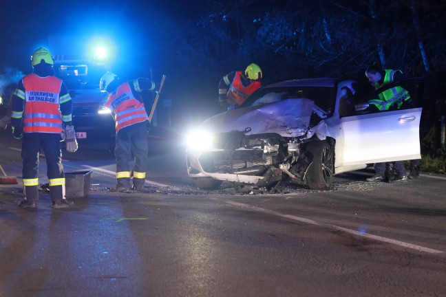 Crash zwischen Linienbus und Auto auf Pyhrnpass Strae in Thalheim bei Wels fordert zwei Verletzte