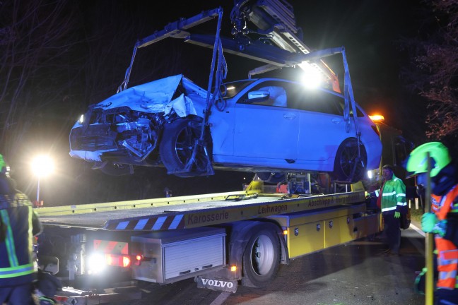 Crash zwischen Linienbus und Auto auf Pyhrnpass Strae in Thalheim bei Wels fordert zwei Verletzte