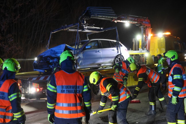 Crash zwischen Linienbus und Auto auf Pyhrnpass Strae in Thalheim bei Wels fordert zwei Verletzte