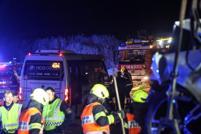 Crash zwischen Linienbus und Auto auf Pyhrnpass Strae in Thalheim bei Wels fordert zwei Verletzte