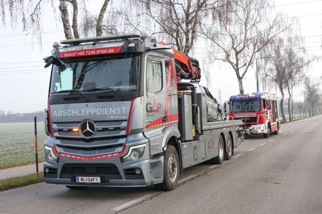 Autolenkerin in Wels-Puchberg mit PKW von Strae abgekommen und gegen Baum geprallt
