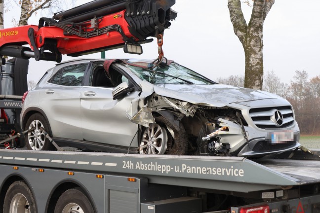 Autolenkerin in Wels-Puchberg mit PKW von Strae abgekommen und gegen Baum geprallt