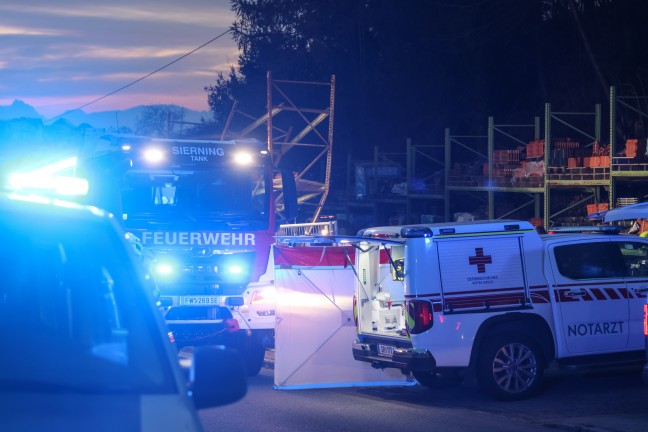 Reanimation: Autolenker in Sierning in Lagerplatz eines Dachdeckerbetriebes gekracht