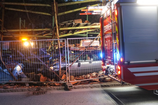 Reanimation: Autolenker in Sierning in Lagerplatz eines Dachdeckerbetriebes gekracht