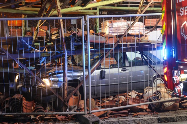 Reanimation: Autolenker in Sierning in Lagerplatz eines Dachdeckerbetriebes gekracht