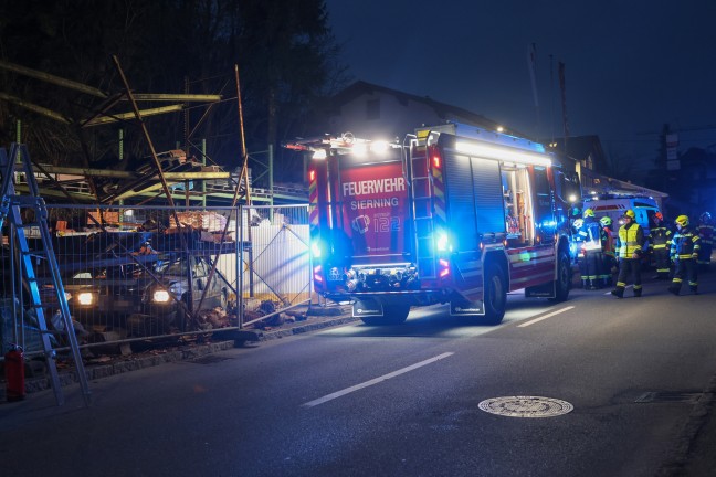 Reanimation: Autolenker in Sierning in Lagerplatz eines Dachdeckerbetriebes gekracht