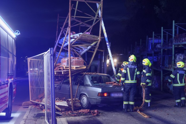 Reanimation: Autolenker in Sierning in Lagerplatz eines Dachdeckerbetriebes gekracht