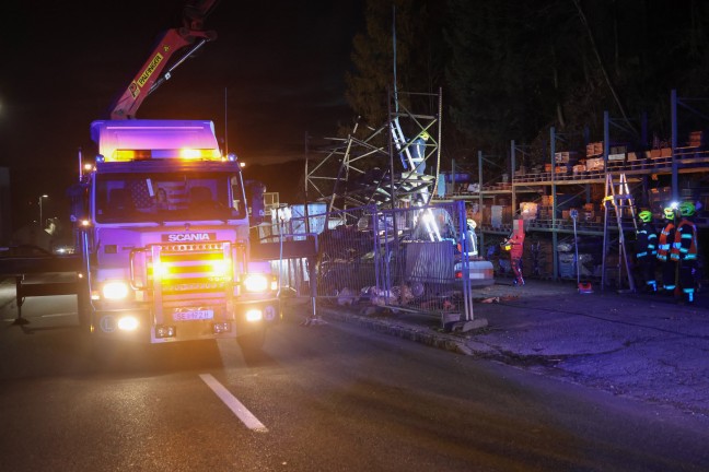 Reanimation: Autolenker in Sierning in Lagerplatz eines Dachdeckerbetriebes gekracht