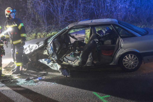 Menschenrettung nach schwerem Verkehrsunfall zwischen PKW und Kleintransporter in Wilhering