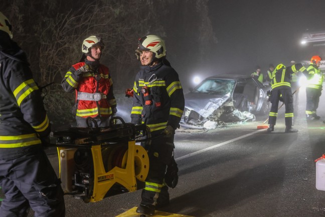 Menschenrettung nach schwerem Verkehrsunfall zwischen PKW und Kleintransporter in Wilhering