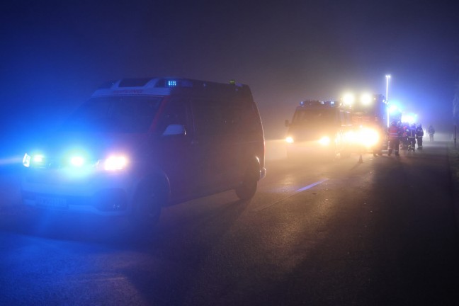 Menschenrettung nach schwerem Verkehrsunfall zwischen PKW und Kleintransporter in Wilhering