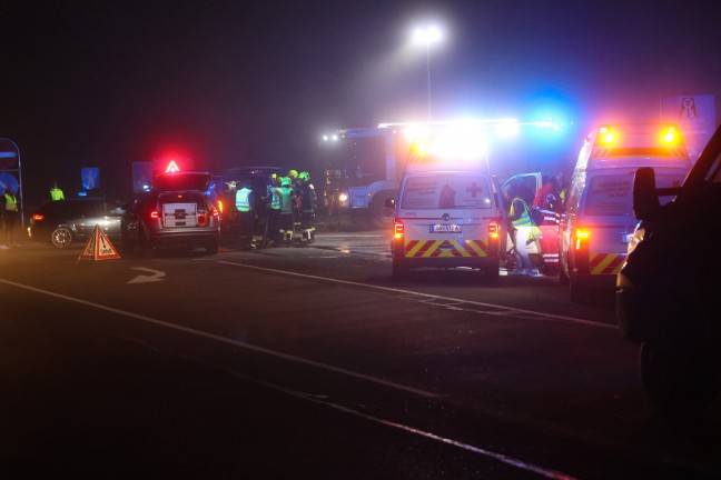 Drei Verletzte bei heftigem Kreuzungscrash auf Wallerner Strae in Pichl bei Wels