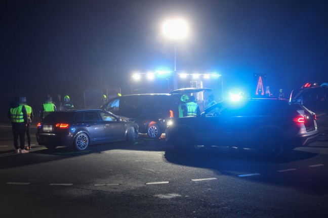 Drei Verletzte bei heftigem Kreuzungscrash auf Wallerner Strae in Pichl bei Wels