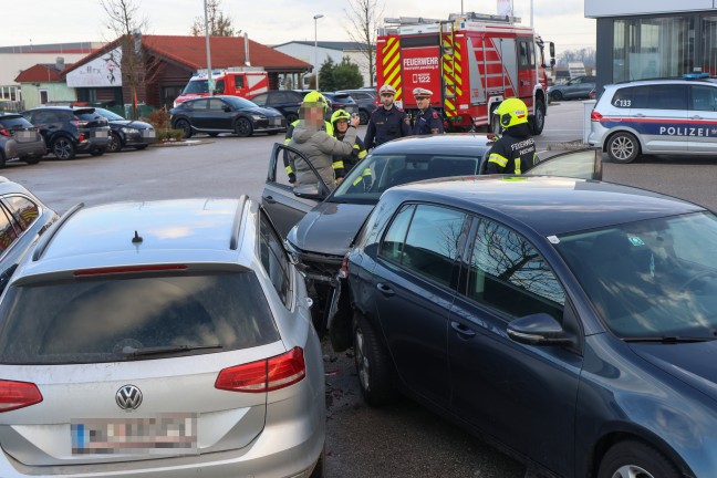 Sechs kaputte Autos: Autolenker landete nach medizinischem Notfall auf Firmenparkplatz in Pasching