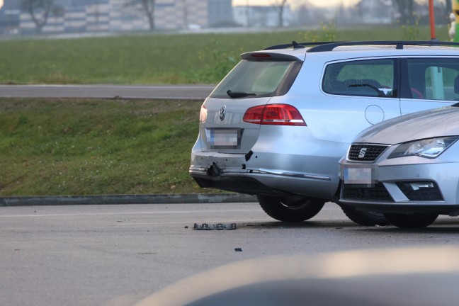 Sechs kaputte Autos: Autolenker landete nach medizinischem Notfall auf Firmenparkplatz in Pasching