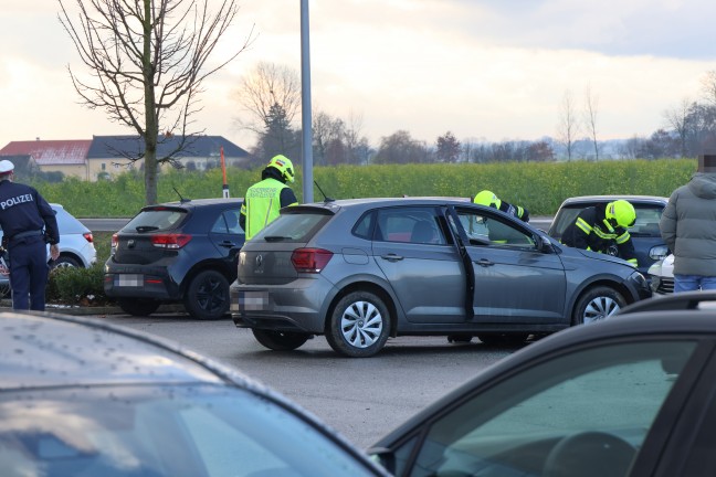 Sechs kaputte Autos: Autolenker landete nach medizinischem Notfall auf Firmenparkplatz in Pasching