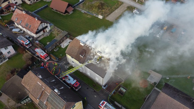 Fnf Feuerwehren bei Dachstuhlbrand bei einem Doppelhaus in Attnang-Puchheim im Einsatz