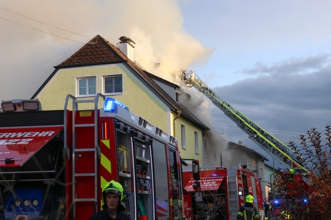 Fnf Feuerwehren bei Dachstuhlbrand bei einem Doppelhaus in Attnang-Puchheim im Einsatz
