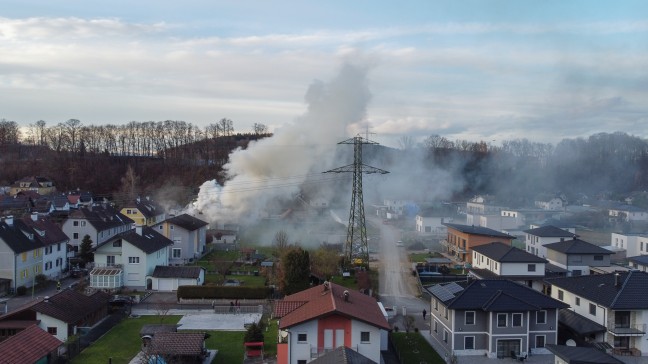 Fnf Feuerwehren bei Dachstuhlbrand bei einem Doppelhaus in Attnang-Puchheim im Einsatz
