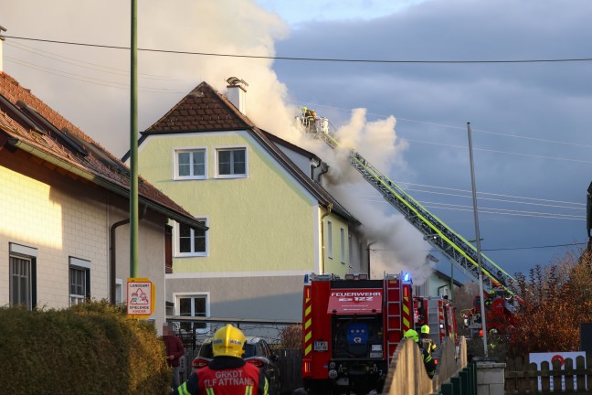 Fnf Feuerwehren bei Dachstuhlbrand bei einem Doppelhaus in Attnang-Puchheim im Einsatz