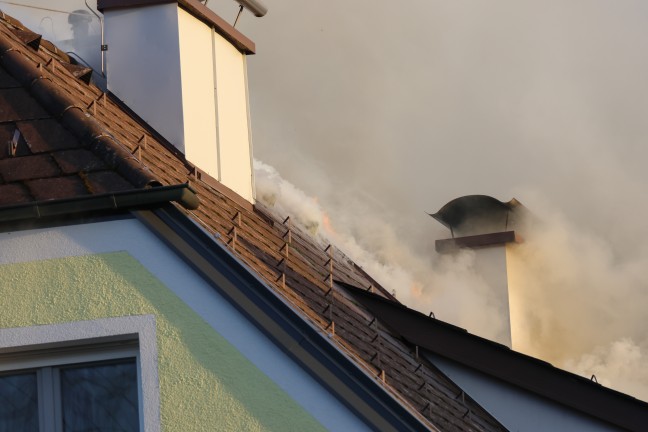 Fnf Feuerwehren bei Dachstuhlbrand bei einem Doppelhaus in Attnang-Puchheim im Einsatz