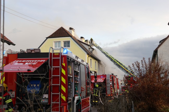 Fnf Feuerwehren bei Dachstuhlbrand bei einem Doppelhaus in Attnang-Puchheim im Einsatz