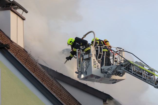 Fnf Feuerwehren bei Dachstuhlbrand bei einem Doppelhaus in Attnang-Puchheim im Einsatz