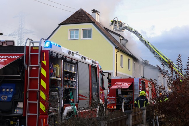 Fnf Feuerwehren bei Dachstuhlbrand bei einem Doppelhaus in Attnang-Puchheim im Einsatz