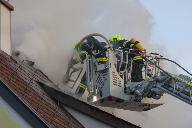 Fnf Feuerwehren bei Dachstuhlbrand bei einem Doppelhaus in Attnang-Puchheim im Einsatz