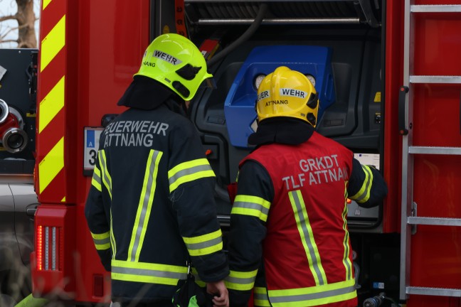 Fnf Feuerwehren bei Dachstuhlbrand bei einem Doppelhaus in Attnang-Puchheim im Einsatz
