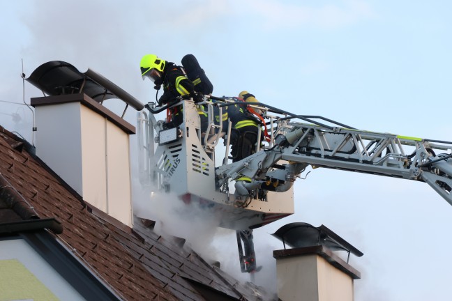 Fnf Feuerwehren bei Dachstuhlbrand bei einem Doppelhaus in Attnang-Puchheim im Einsatz