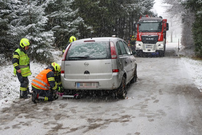 Regau: Autolenkerin bei winterlichen Fahrbedingungen von der Strae abgekommen