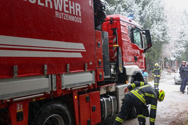 Regau: Autolenkerin bei winterlichen Fahrbedingungen von der Strae abgekommen