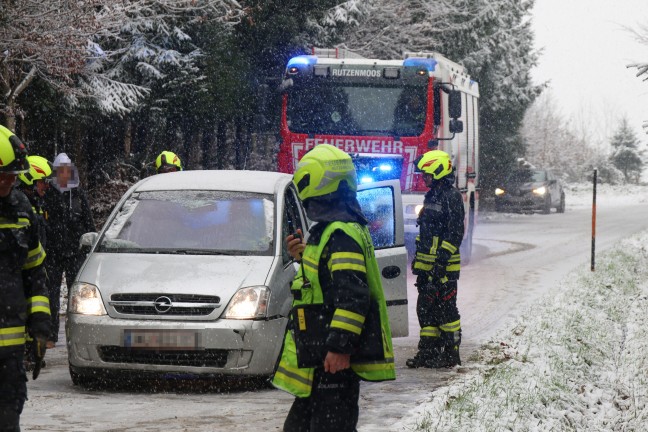 Regau: Autolenkerin bei winterlichen Fahrbedingungen von der Strae abgekommen