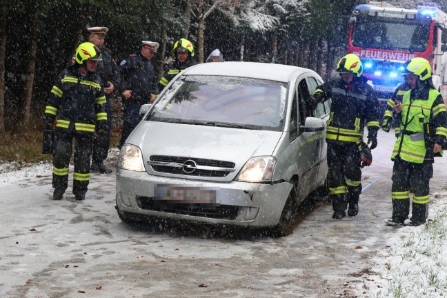 Regau: Autolenkerin bei winterlichen Fahrbedingungen von der Strae abgekommen