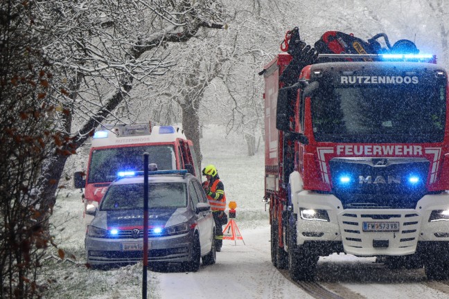 Regau: Autolenkerin bei winterlichen Fahrbedingungen von der Strae abgekommen