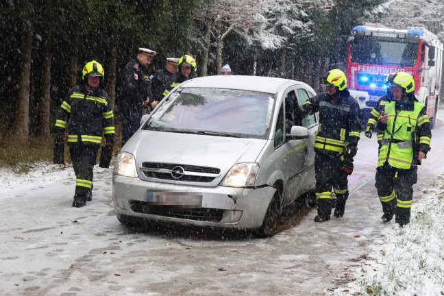 Regau: Autolenkerin bei winterlichen Fahrbedingungen von der Strae abgekommen