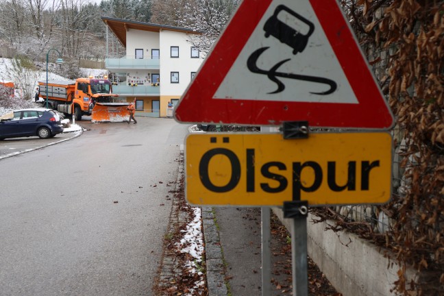 Schneepflug sorgte ungewollt fr rutschige Strae in Grnburg