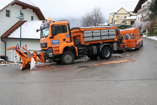 Schneepflug sorgte ungewollt fr rutschige Strae in Grnburg