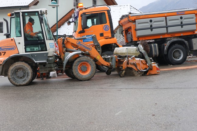 Schneepflug sorgte ungewollt fr rutschige Strae in Grnburg