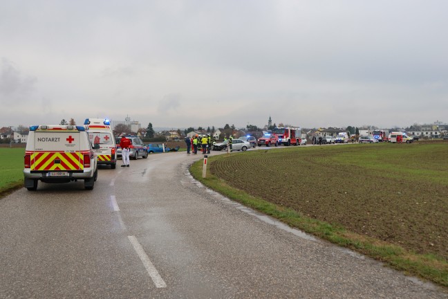 Frontalcrash zwischen zwei Autos in Enns fordert vier Verletzte