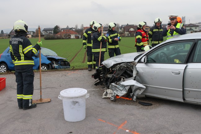 Frontalcrash zwischen zwei Autos in Enns fordert vier Verletzte